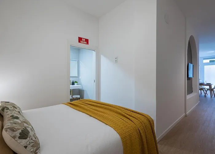 Florit Flats - The Maritim Metro Station Suites *